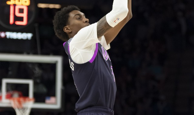 今天相当准！麦克丹尼尔斯半场6中6得17分 三分4中4&amp;上演空接暴扣