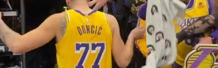 詹姆斯和东契奇赛后都为球迷送上原味儿毛巾 球迷都欣喜若狂