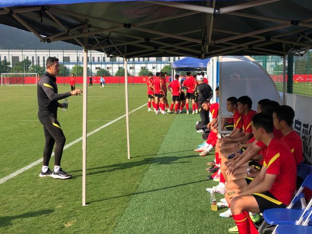 1685284100715023896.jpg 杨晨在给国少队员讲解.jpg